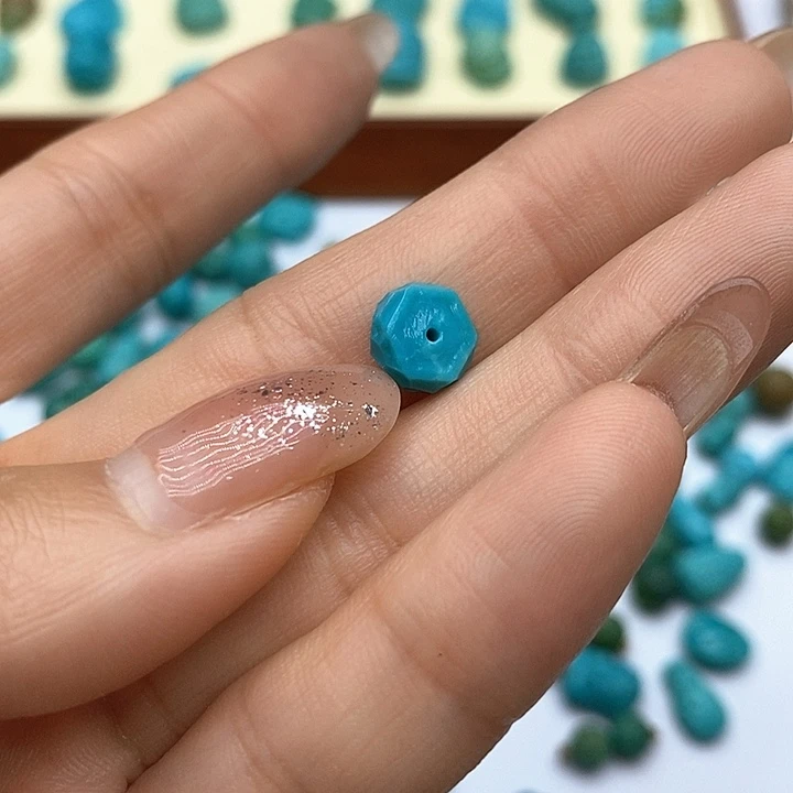 绿松石未镶嵌颈饰