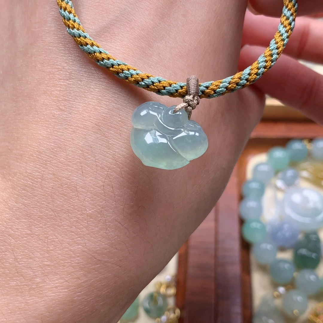 翡翠未镶嵌颈饰是