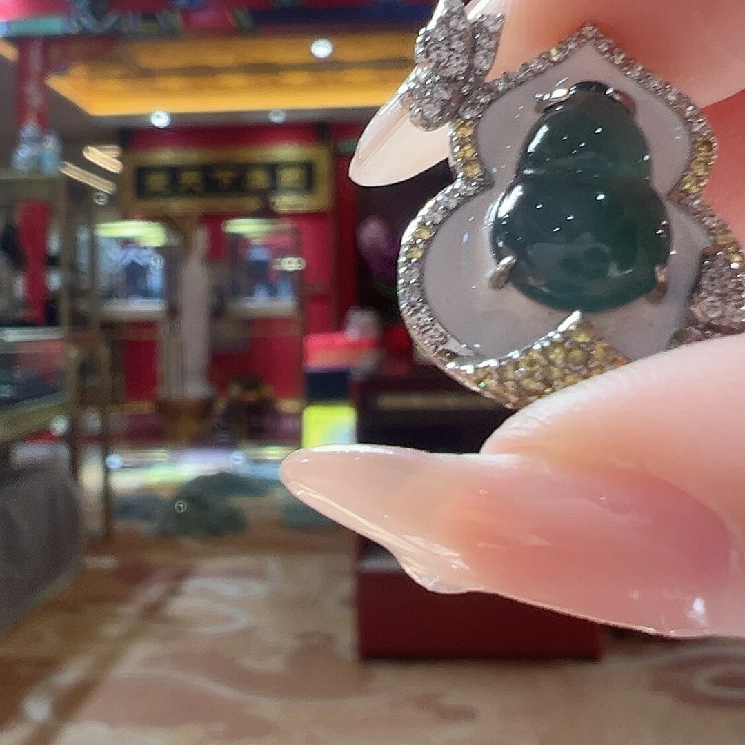 翡翠未镶嵌颈饰葫芦吊坠
