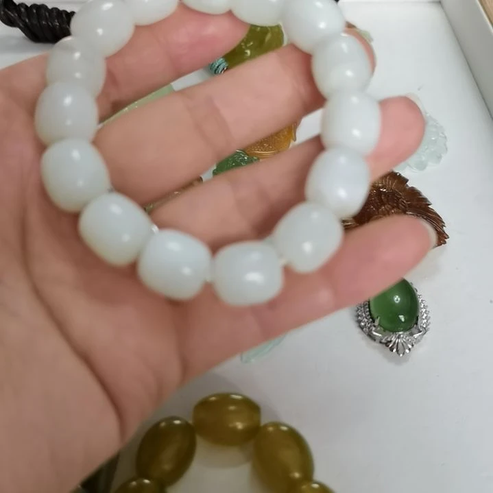 未镶嵌蛇纹石玉吊坠