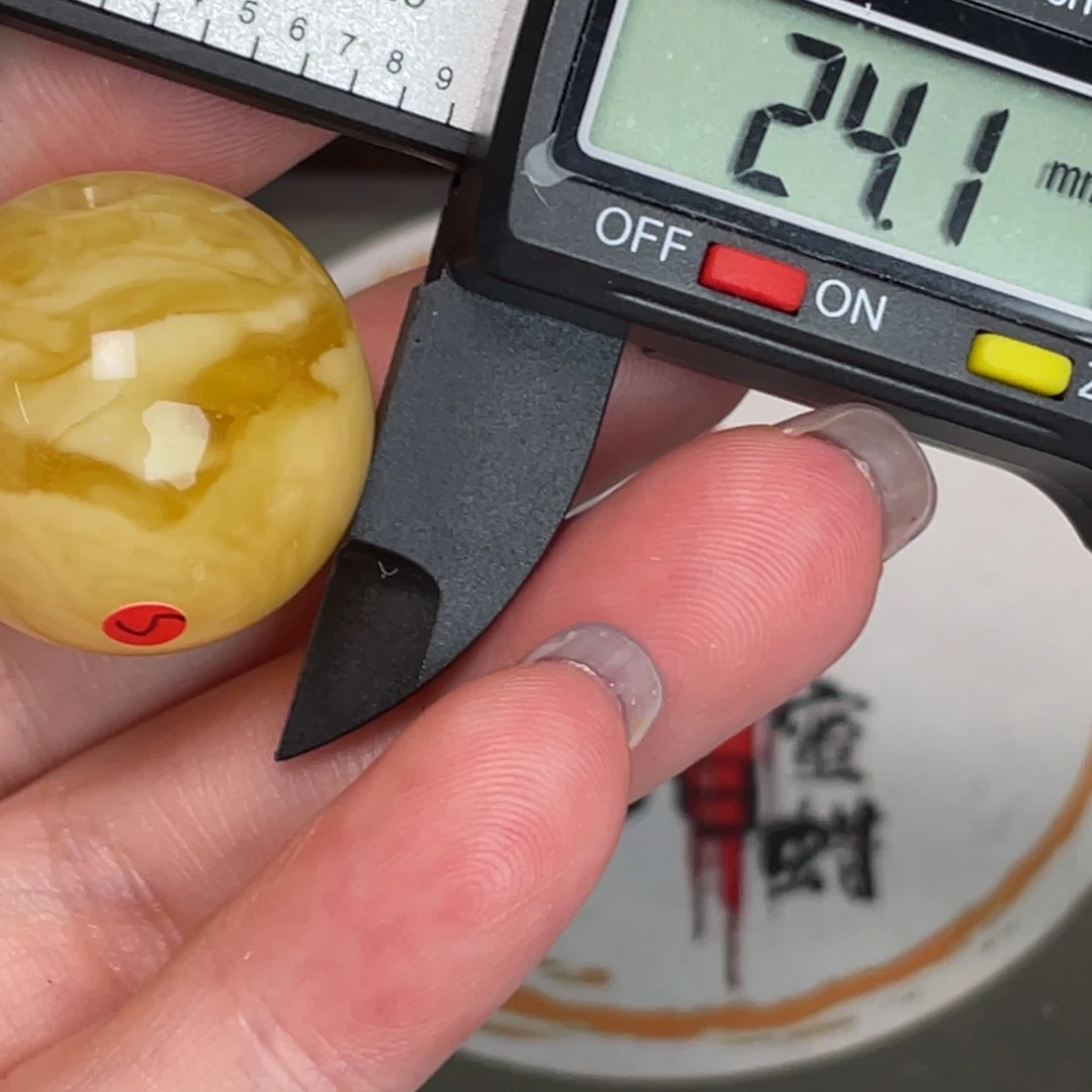 未镶嵌琥珀裸石微瑕343