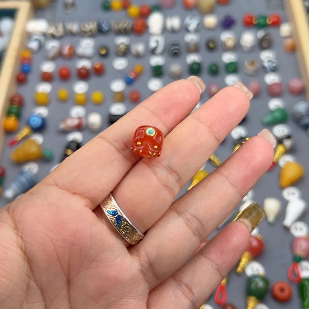 玛瑙/玉髓饰品未镶嵌左***?