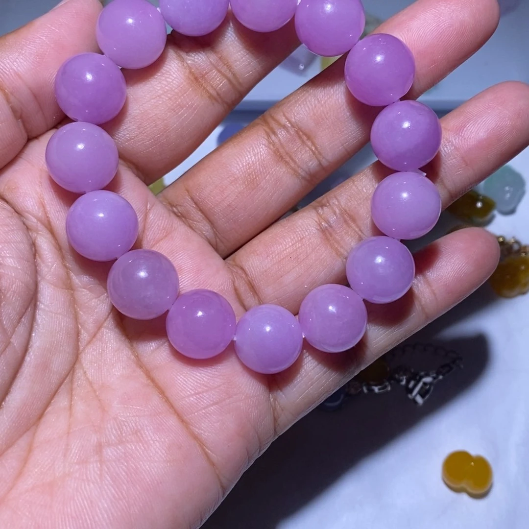 颈饰未镶嵌翡翠?