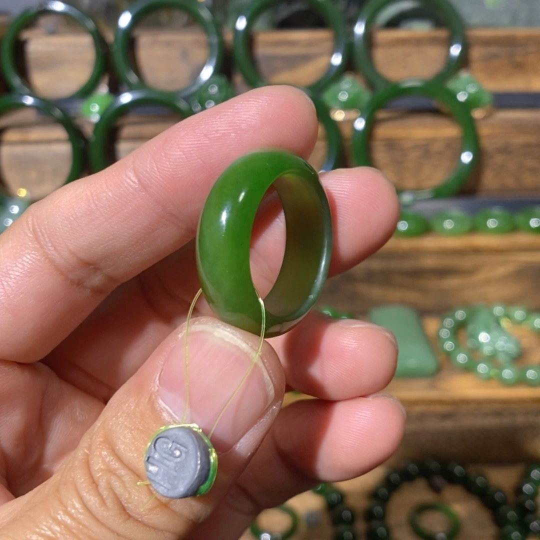 【闪购商品】吊坠(不含链)未镶嵌和田玉俄料阳绿戒圈 19/8