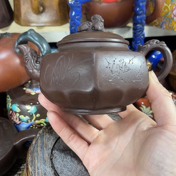 茶壶紫泥原矿泥料手工制作的一把紫砂壶。