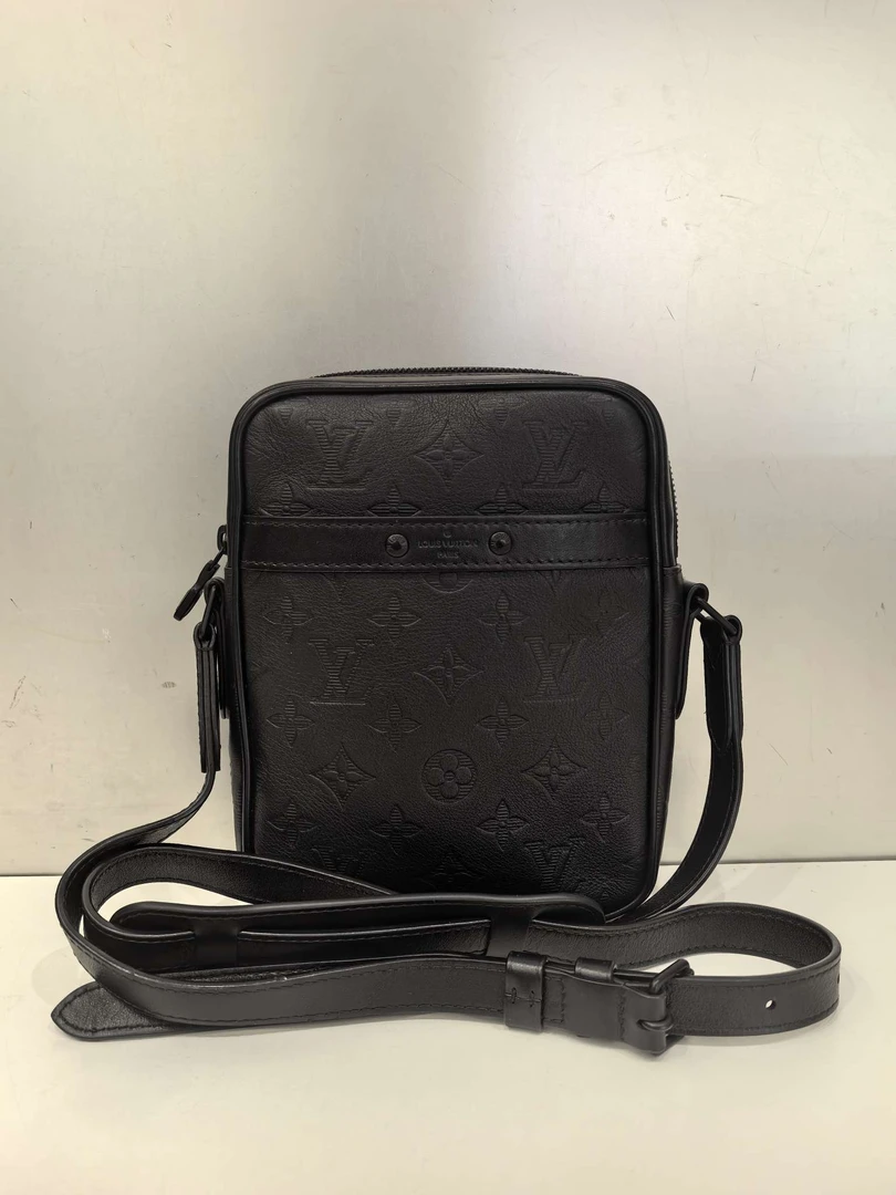 99新 LouisVuitton/路易威登 LV 全牛皮logo 胸包 99新