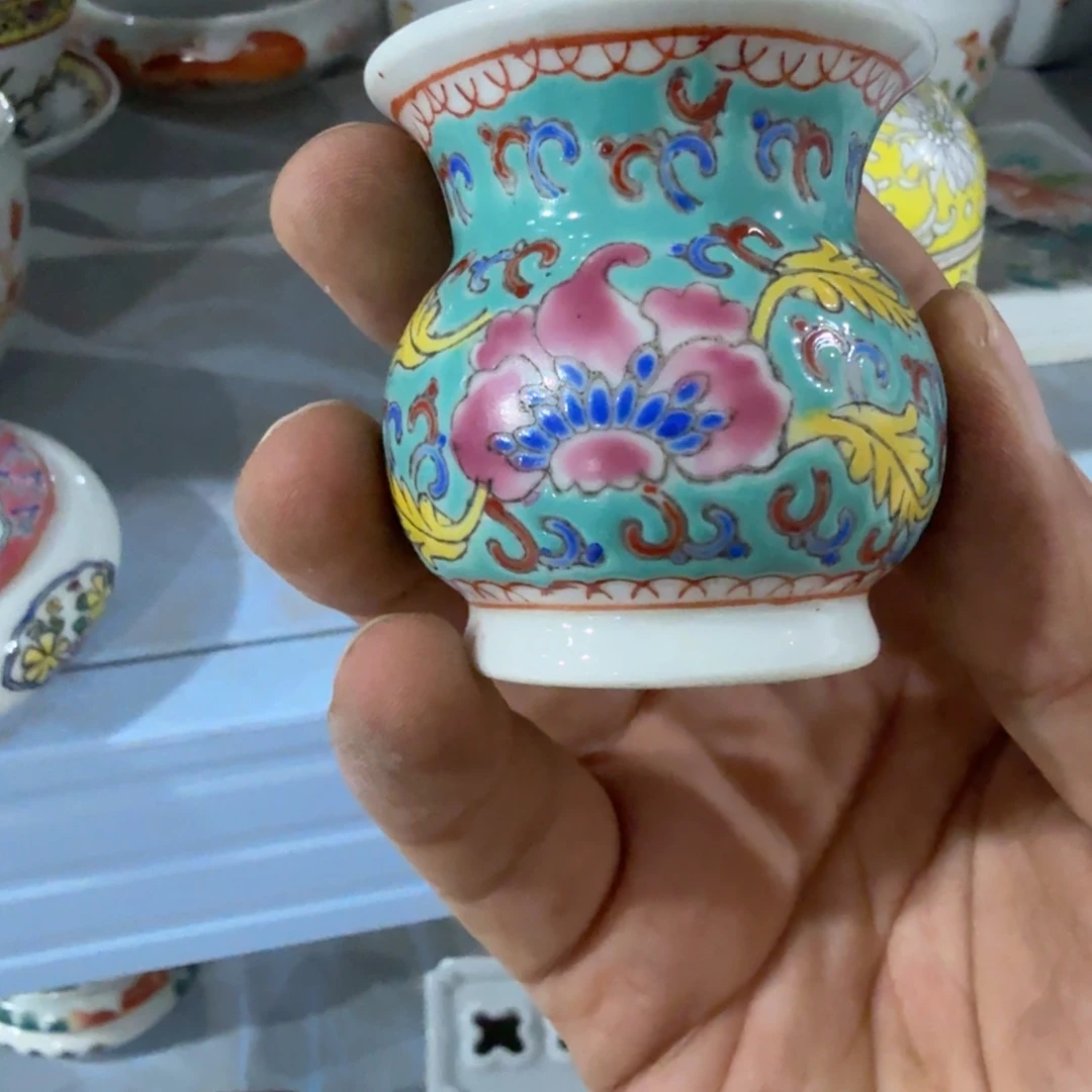 瓷片摆件的是谁和哪个了么