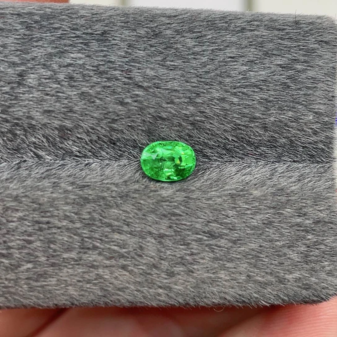 未镶嵌裸石石榴石（沙弗莱）1.05克拉天然精品芬达清新薄荷绿