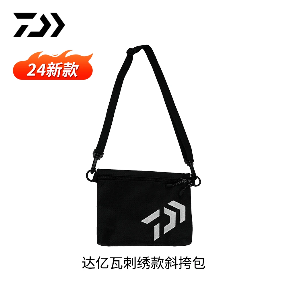 DAIWA/达亿瓦24新款刺绣单肩包斜挎包便携时尚拉链钓鱼包收纳包