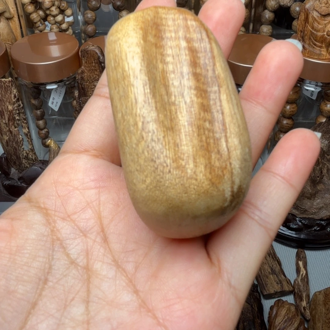 沉香沉香碎屑惠安手把件 24.6 克