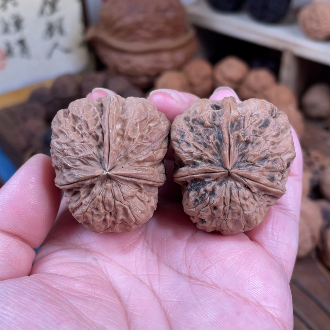 文玩核桃把件方世玉（磕尖）