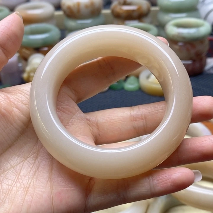 未镶嵌手镯石英岩玉