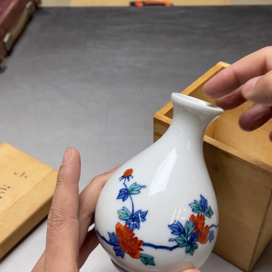 瓷片旧*堂密密麻麻地排列着一