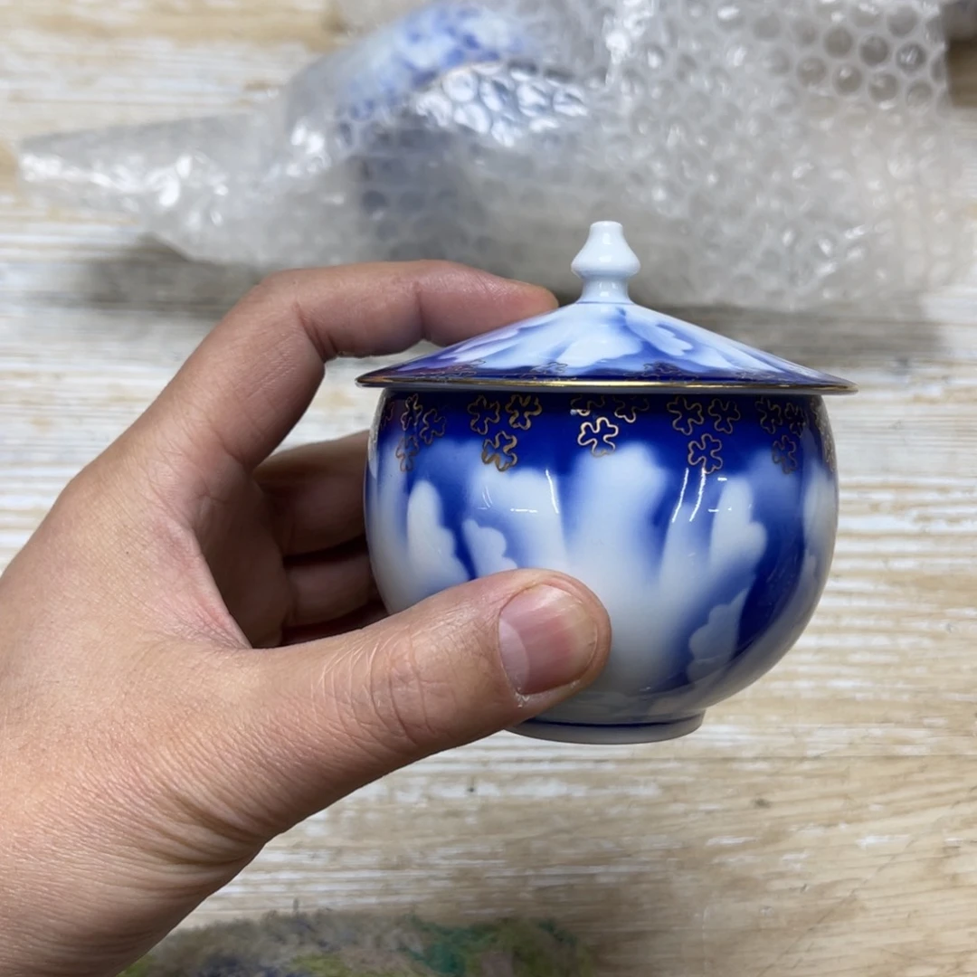 瓷片密密麻麻地排列着