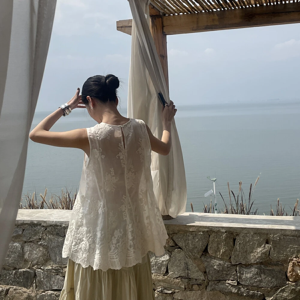 法式重工蕾丝花边背心女2025年夏季新款百搭微透无袖圆领提花上衣