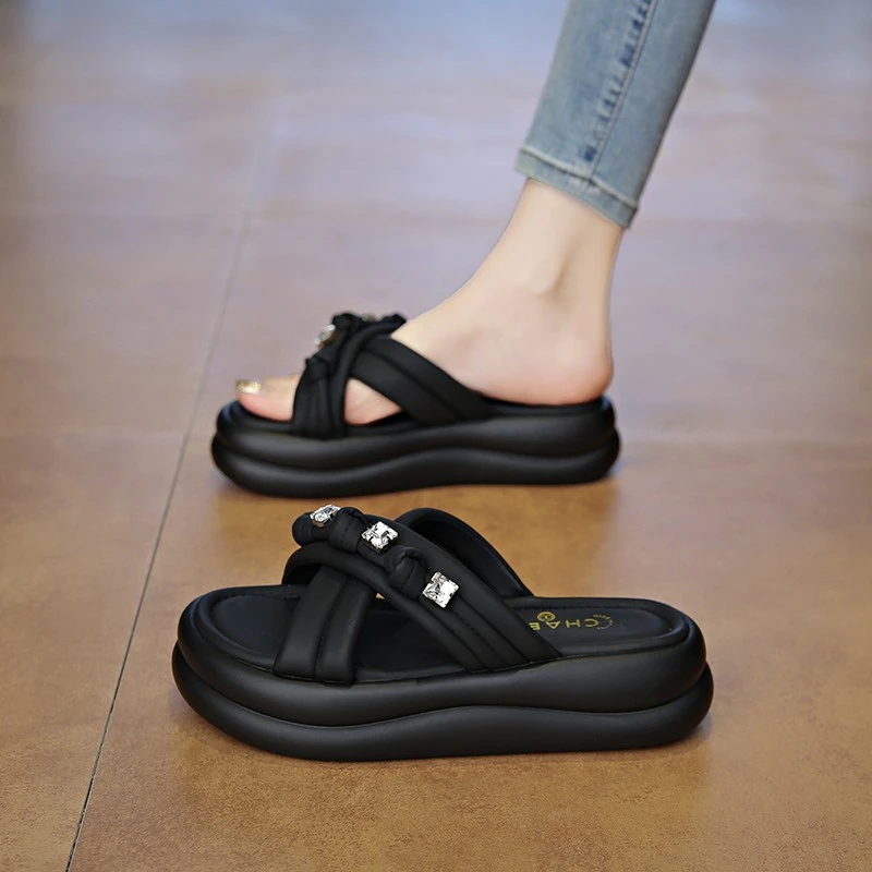 踩屎感厚底凉拖鞋女夏外穿2025新款时尚配裙子水钻增高沙滩一字拖