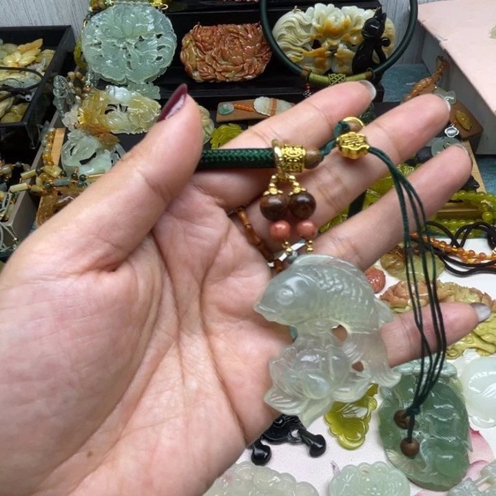 一***姣蛇纹石玉未镶嵌颈饰