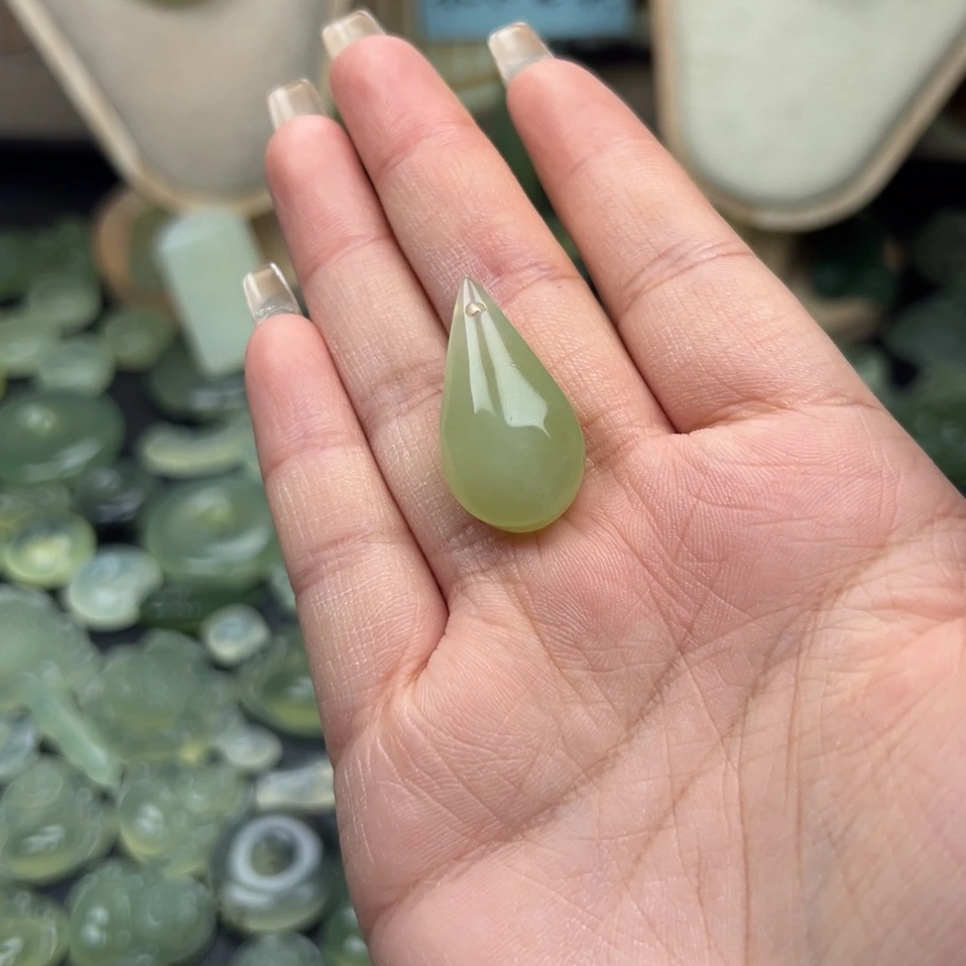 蛇纹石玉未镶嵌颈饰水滴