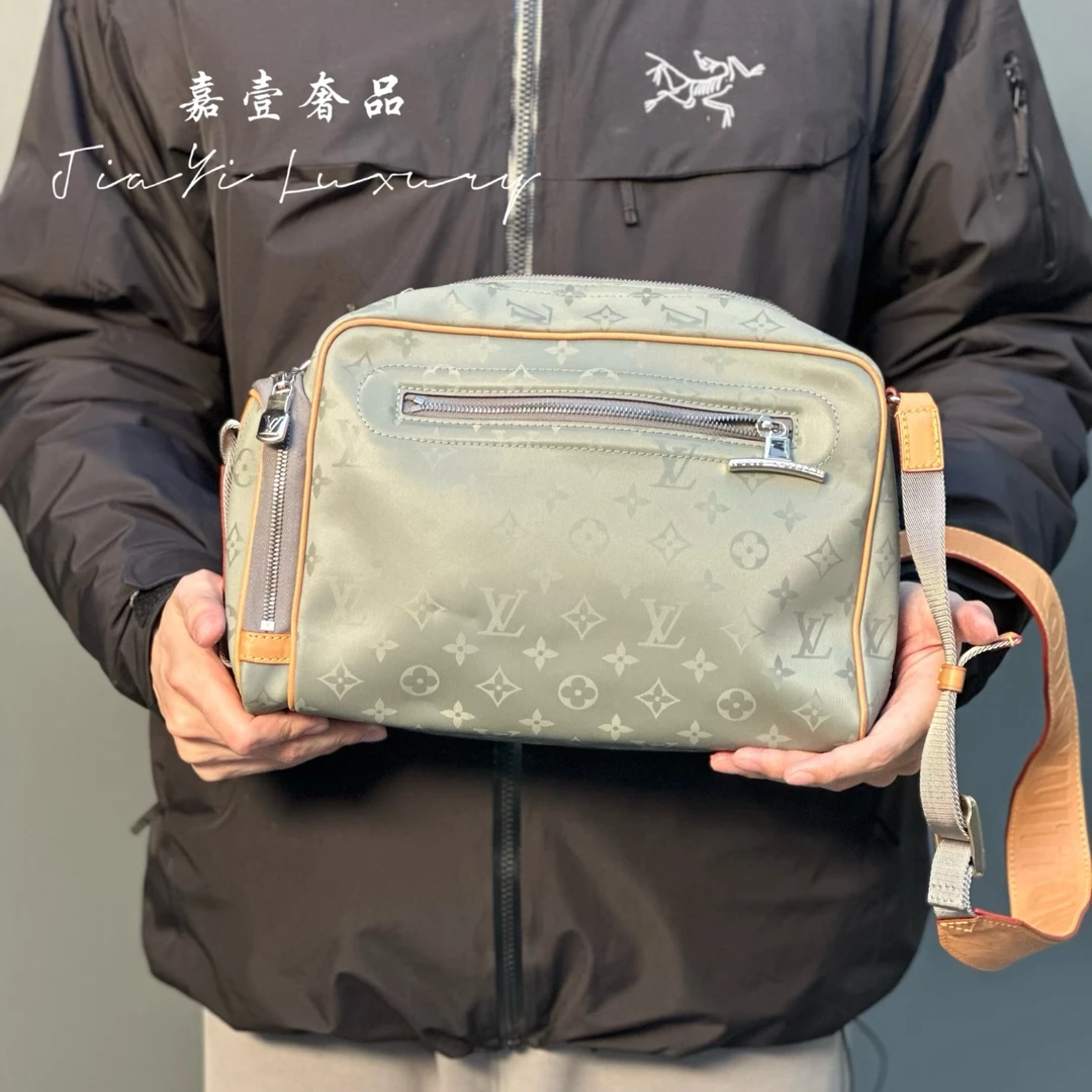 嘉壹/99新(6778)Lv秀款钛合金镭射 帆布 相机包斜挎包 男款灰色