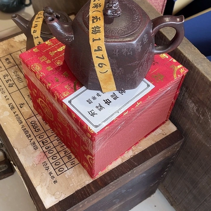 茶壶紫砂原矿泥料手工制作的一把紫砂壶。