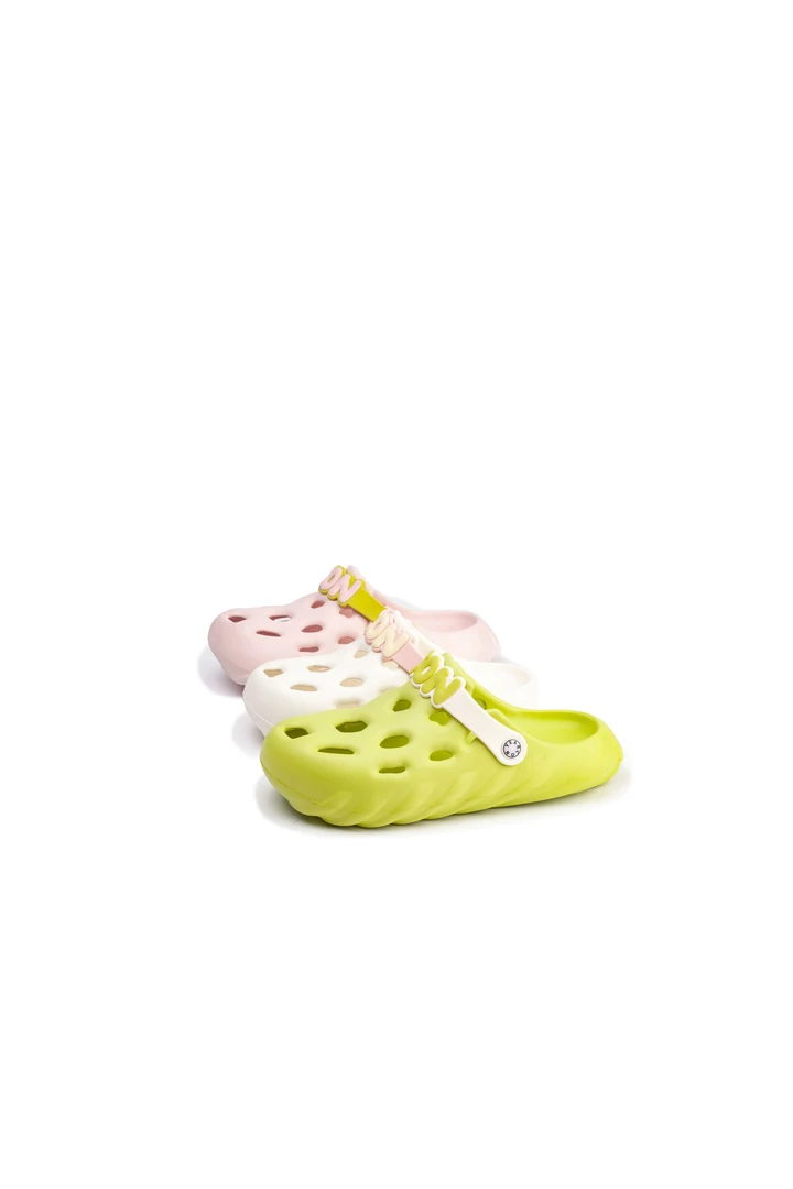 意尔康防滑时尚包头洞洞鞋YW4AI149