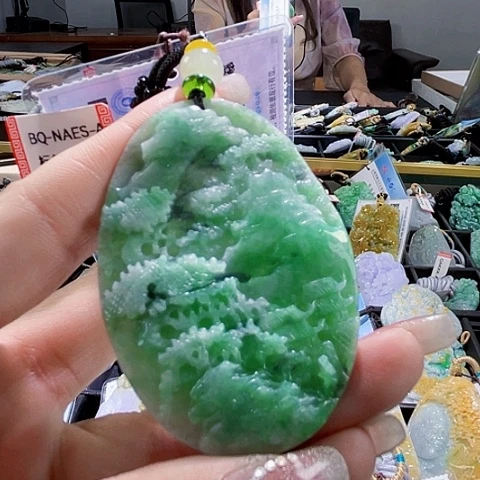 翡翠未镶嵌颈饰一个