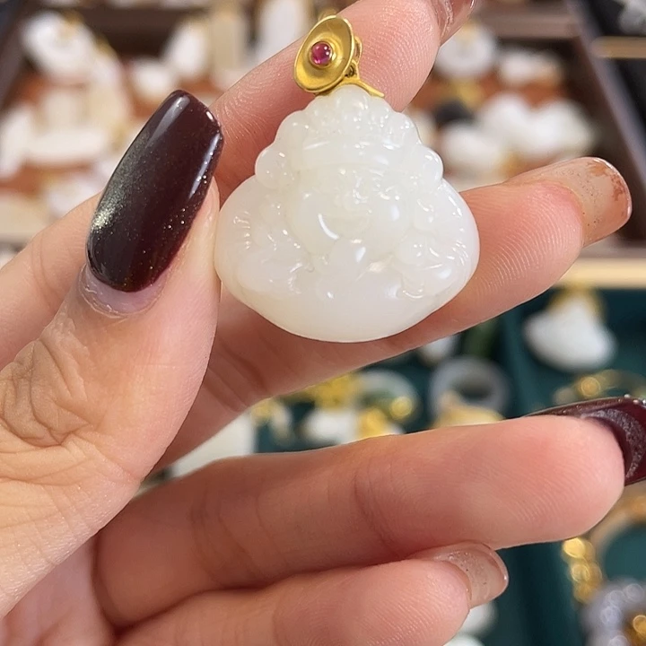 和田玉18K金镶嵌颈饰