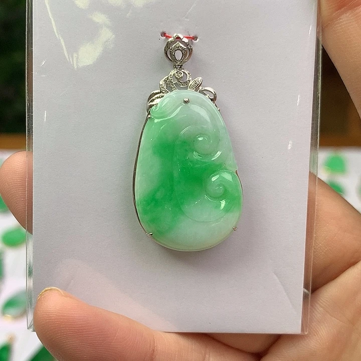 翡翠18K金镶嵌颈饰翡翠首饰