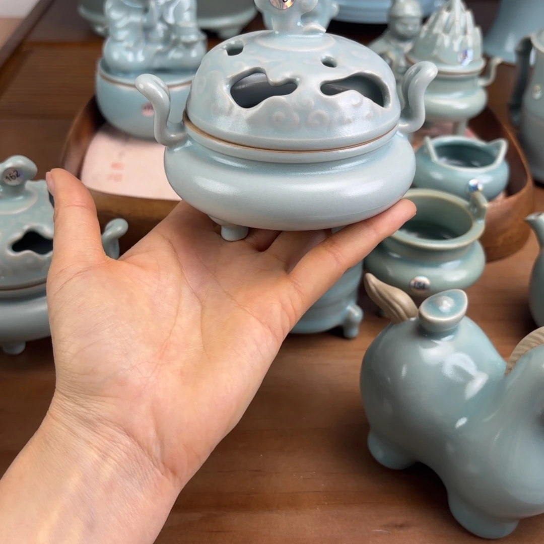 港***湾陶盘编号133仿古釉祥云香炉一级品