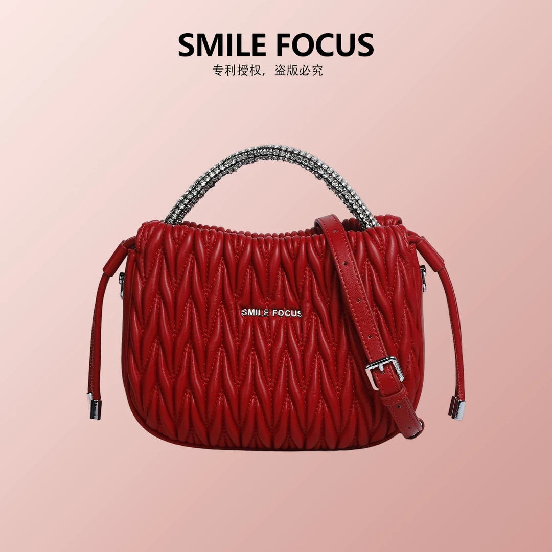 SMILE FOCUS微笑有约褶皱手提包包2025新款高级感镶钻单肩包
