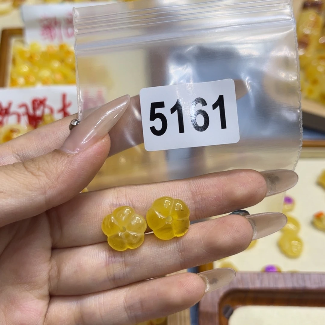 从***容未镶嵌琥珀珠宝奇石