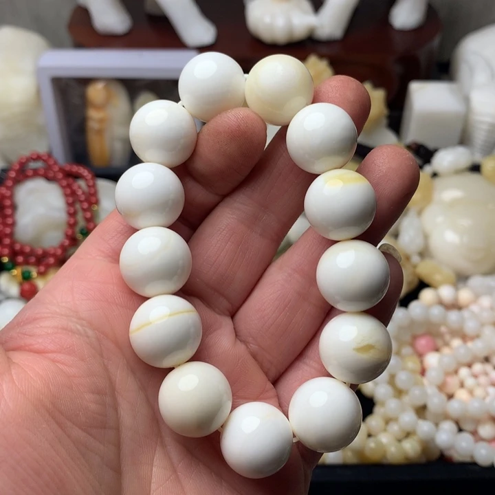 大果紫檀（缅甸花梨）1.6俏色13颗