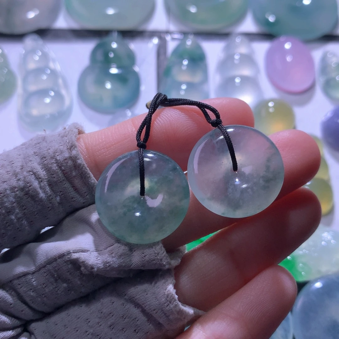 翡翠未镶嵌颈饰一对