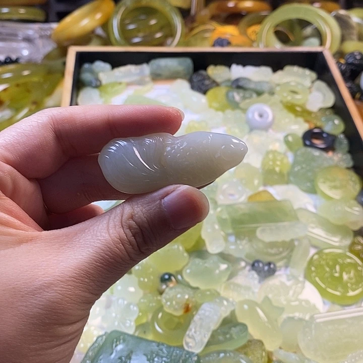 蛇纹石玉未镶嵌颈饰