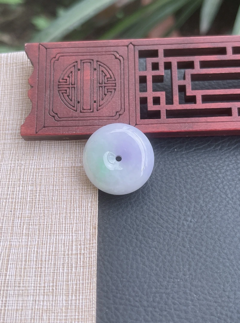 天然缅甸A货翡翠.水润紫罗兰春带彩厚装平安扣吊坠尺寸23.3-11.3