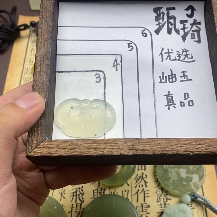 未镶嵌蛇纹石玉颈饰