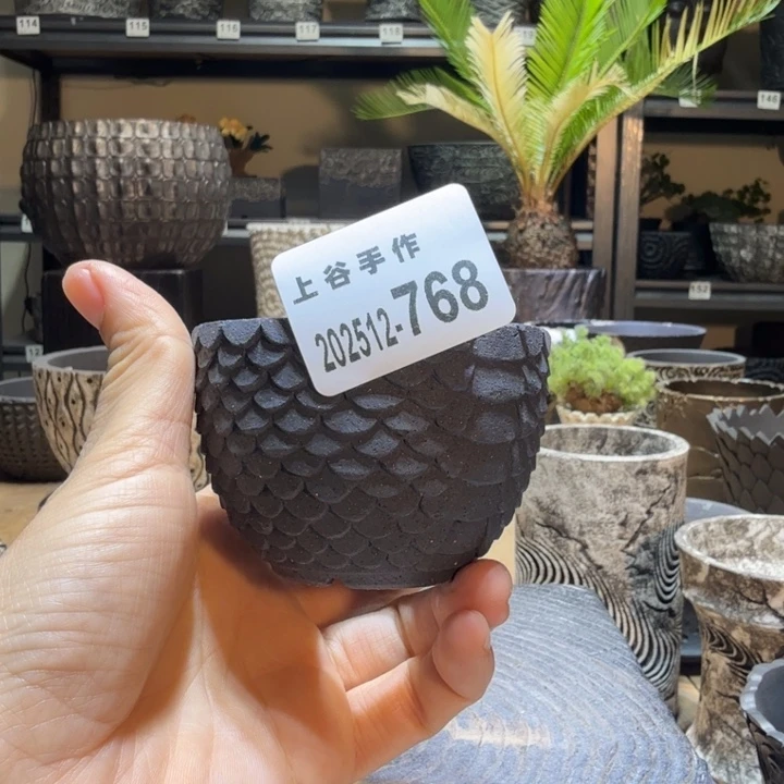 黑陶内口7高5.5无釉龙鳞