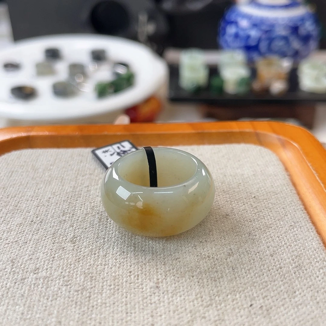 未镶嵌戒指和田玉c4  飘糖宽轮胎18.2
