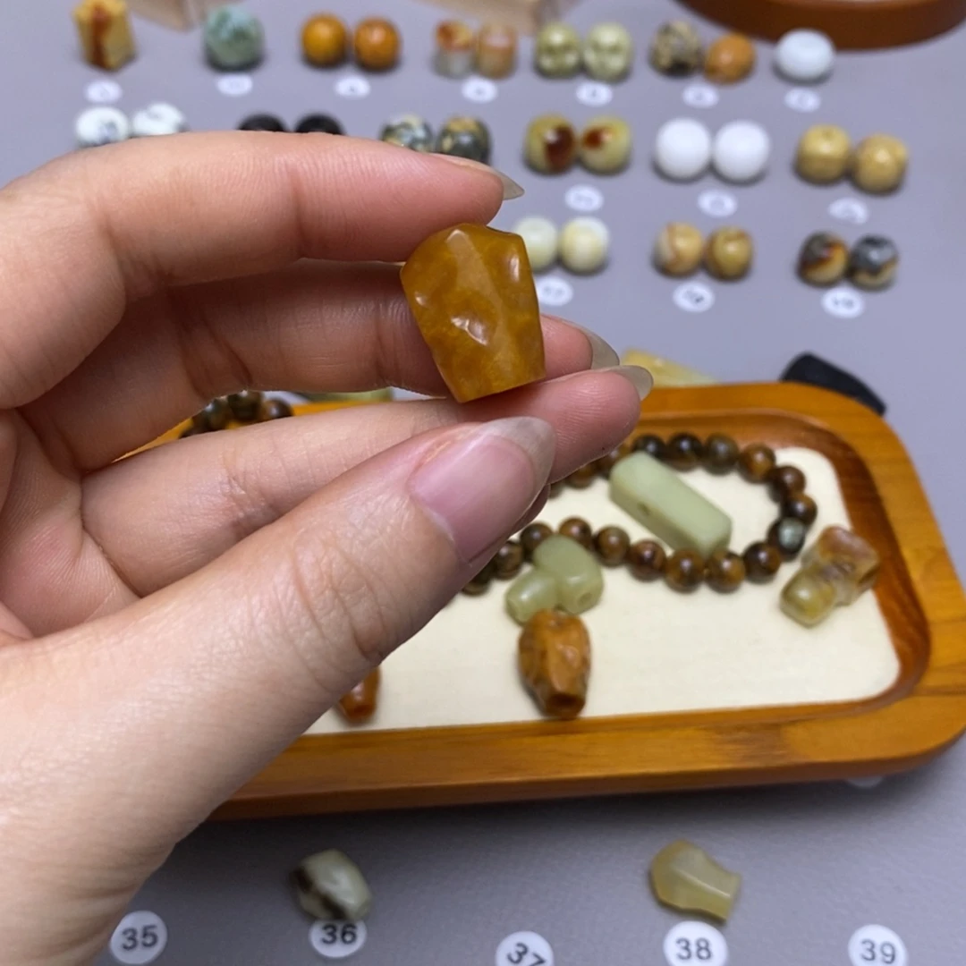 蛇纹石玉配饰合金子*