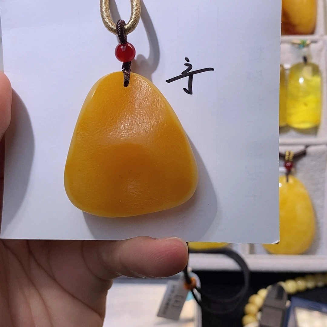 未镶嵌琥珀珠宝奇石