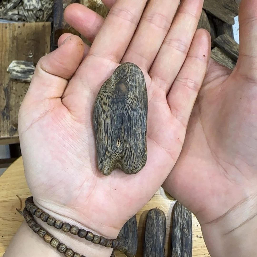 格***子吊坠沉香奇楠沉香虫漏孔料随形吊坠