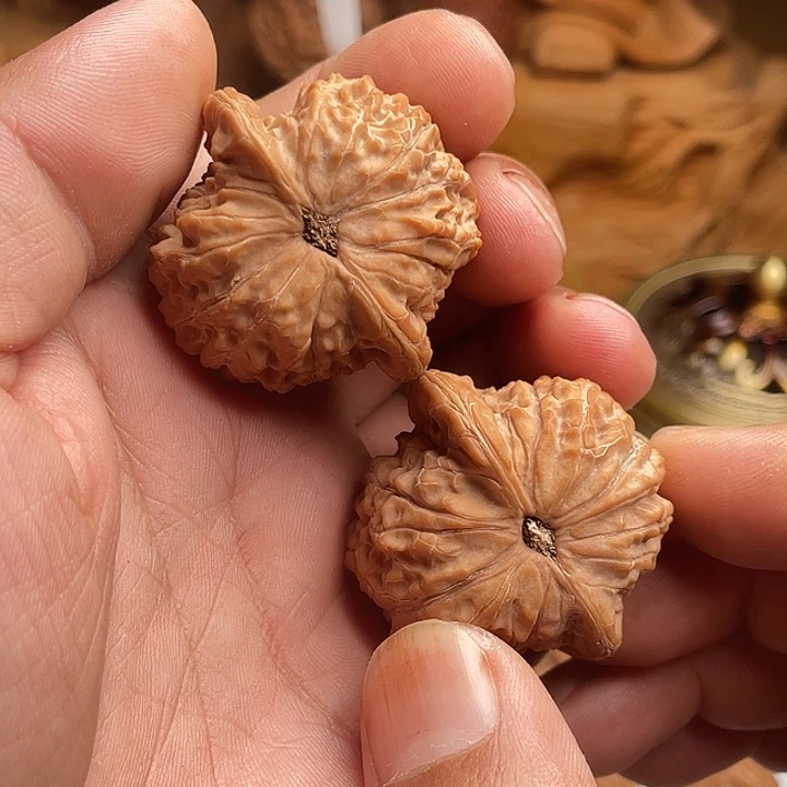 见***山吊坠文玩核桃血麒麟