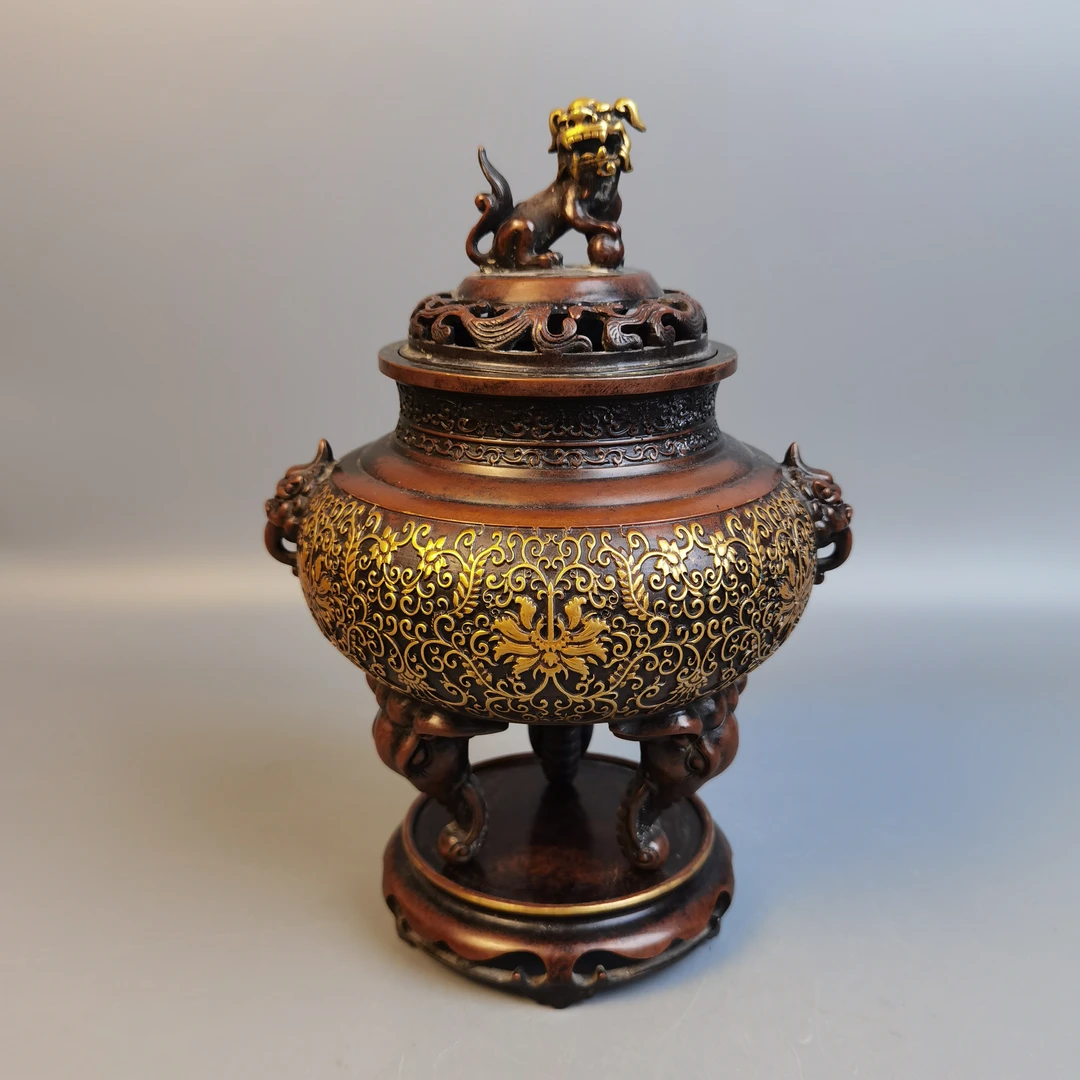 A清乾隆雕花描金兽钮三足炉