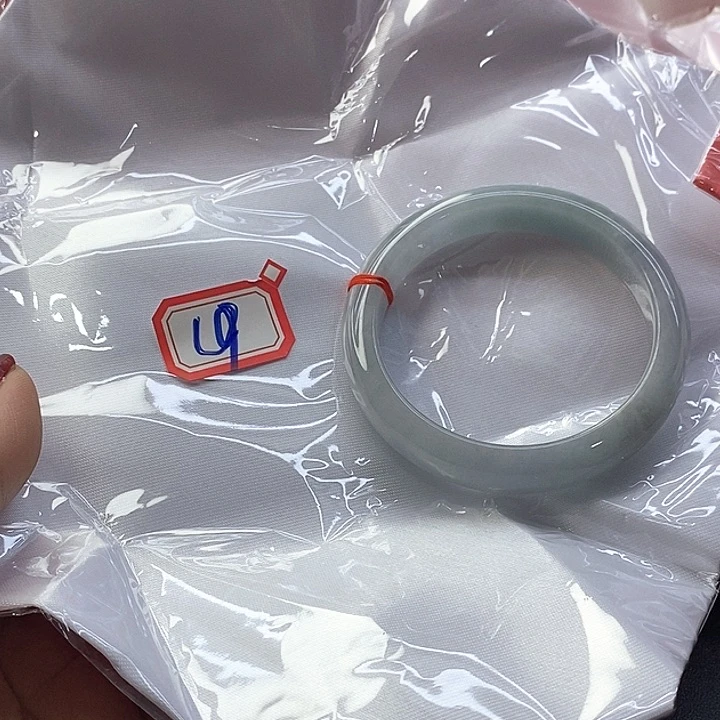 翡翠手镯未镶嵌翡翠手镯