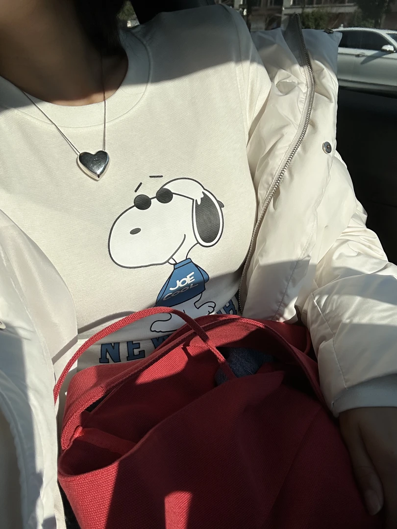 2025东大门冬季新款史努比系列包身显瘦百搭弹力磨毛垫肩打底T恤