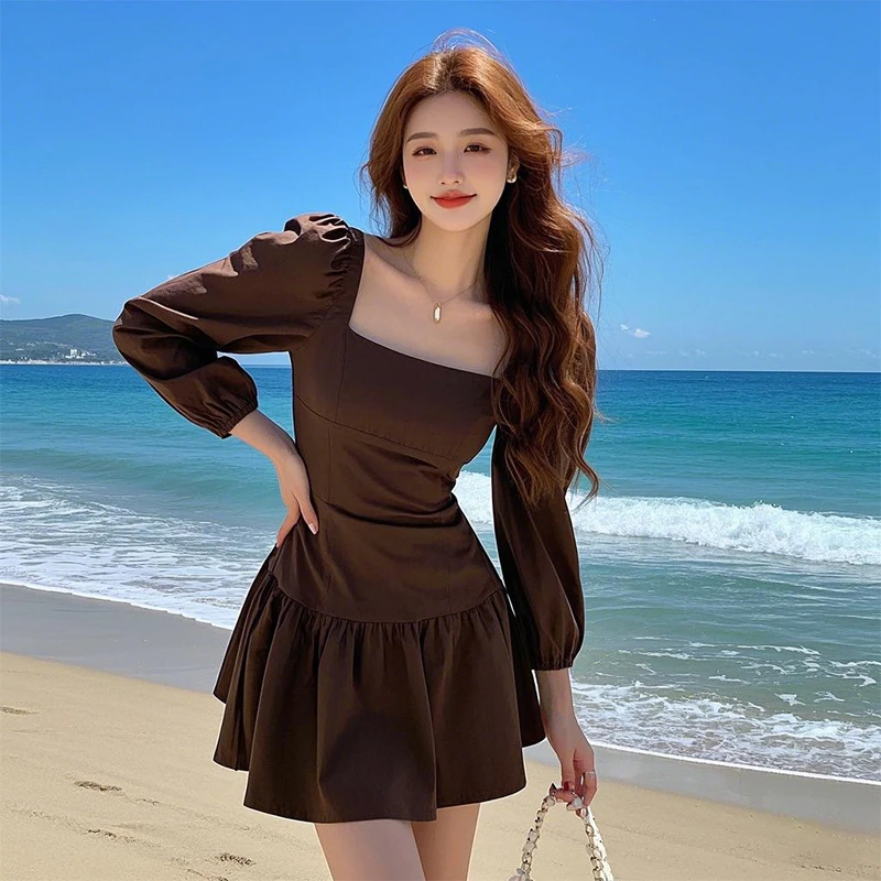 连衣裙2025年新款收腰显瘦小众设计方领泡泡袖褶皱拼接短裙D0356