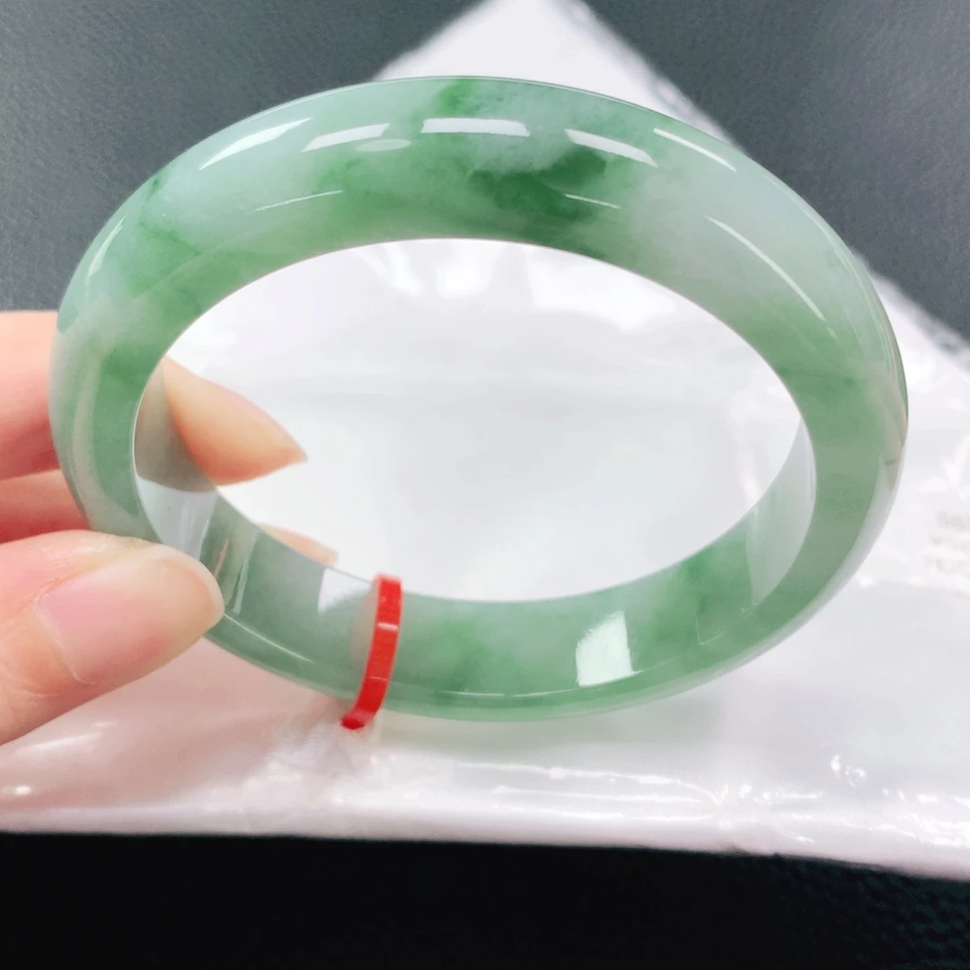 翡翠手镯未镶嵌56圈
