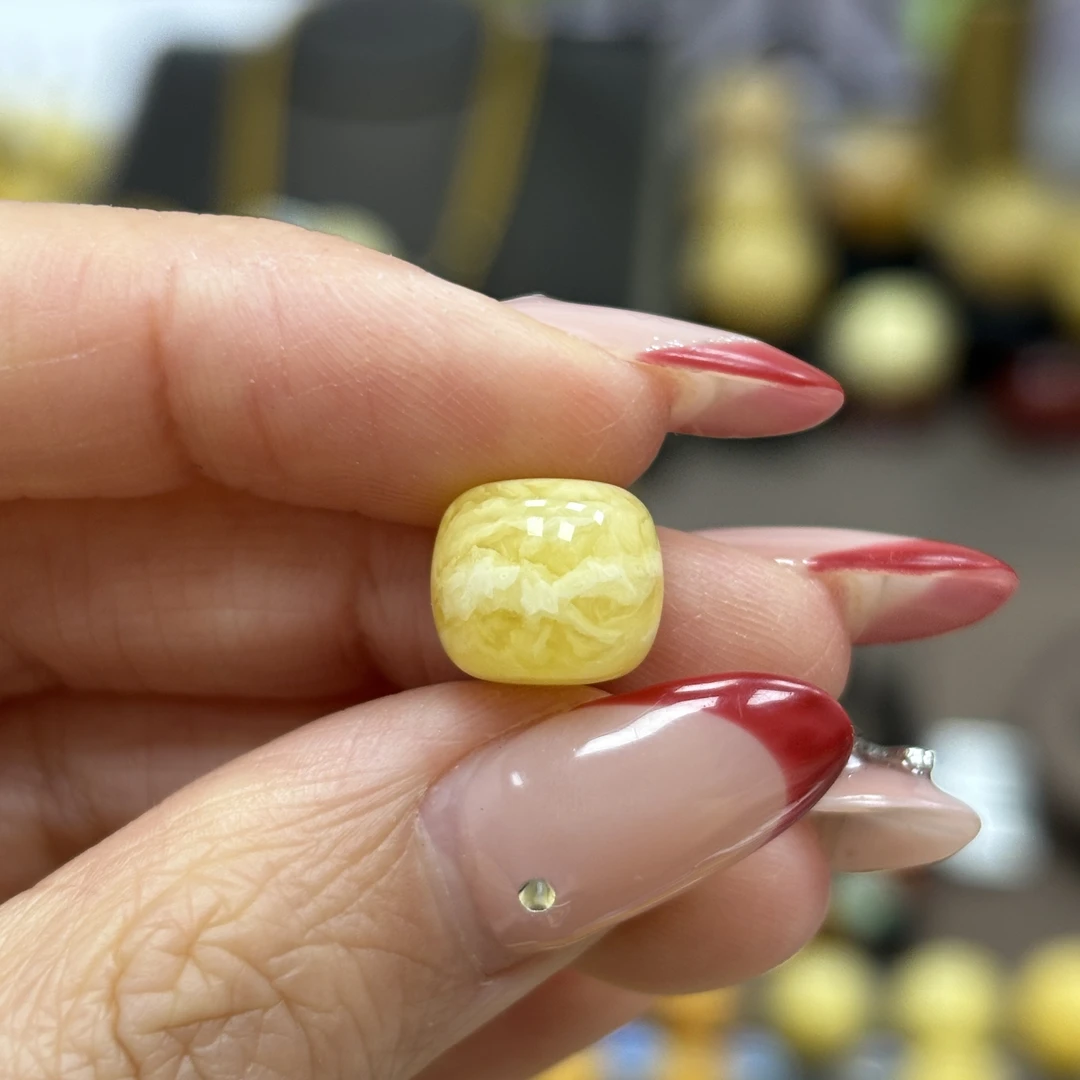 10.6*9.3mm微瑕· 小妖珠宝天然原矿琥珀蜜蜡