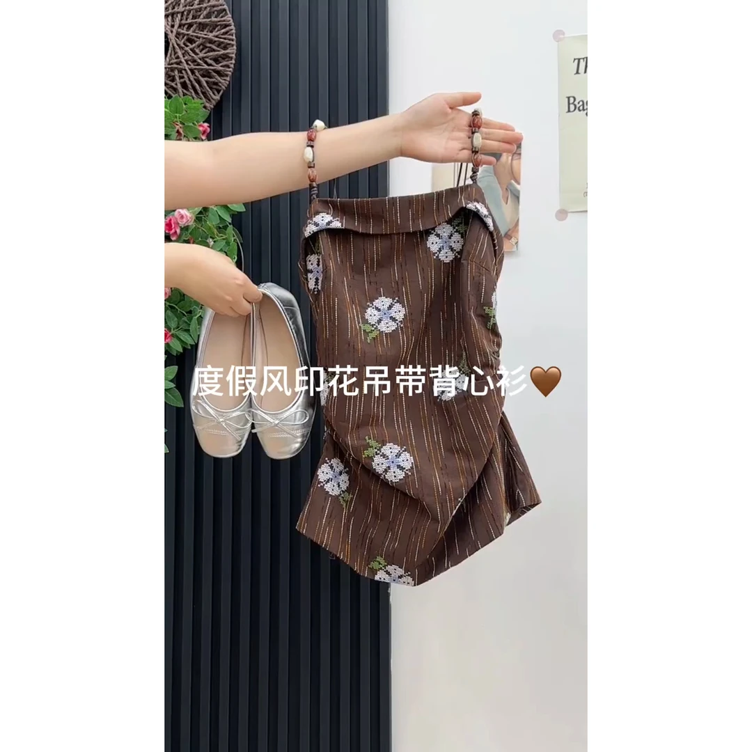 2025年夏季新款休闲度假风印花翻边捏褶收腰显瘦吊带背心上衣