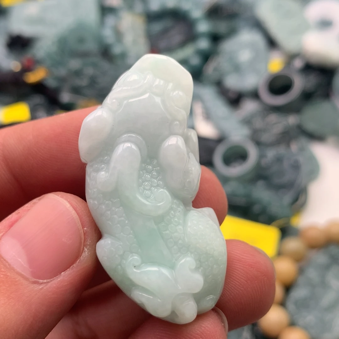 翡翠未镶嵌颈饰貔貅